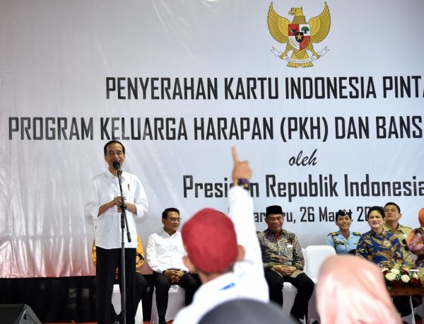 Presiden Bagikan KIP, PKH, Hingga Sertifikat Tanah di Kalsel