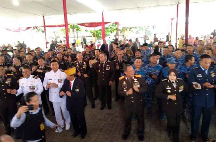 HUT ke-72 Bayangkara, Kapolda Lampung dan Danlanal Joget Bareng