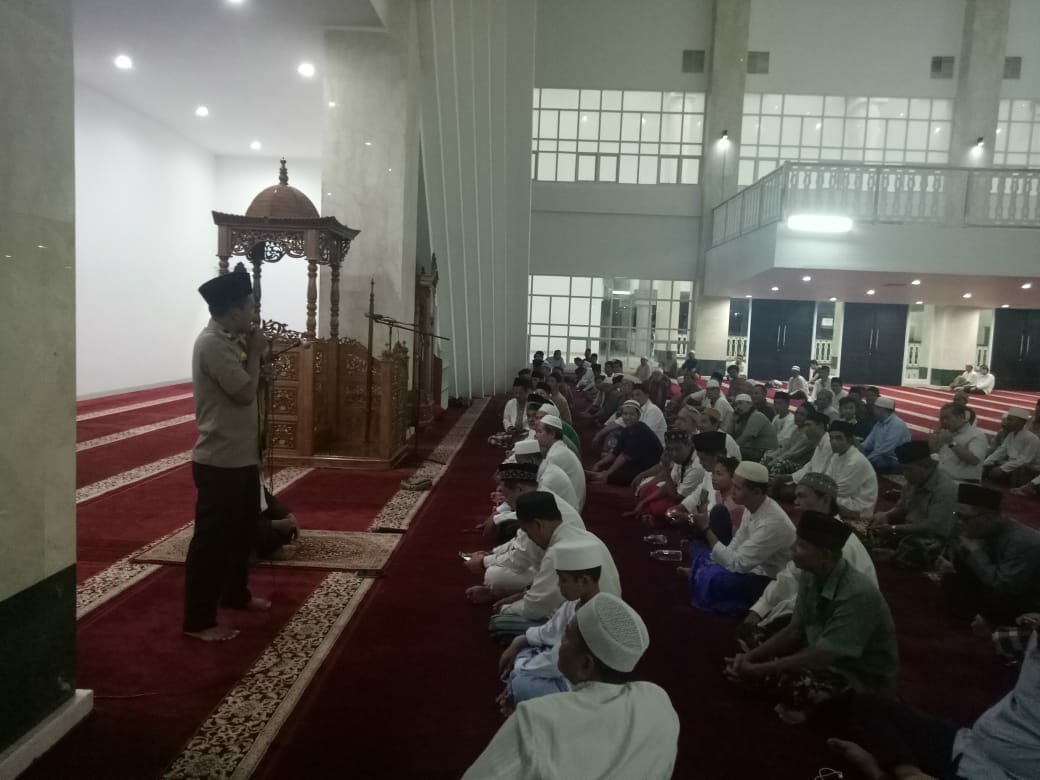 Kapolsek Cengkareng Jadi Imam Sholat Tarawih Masjid Daan Mogot