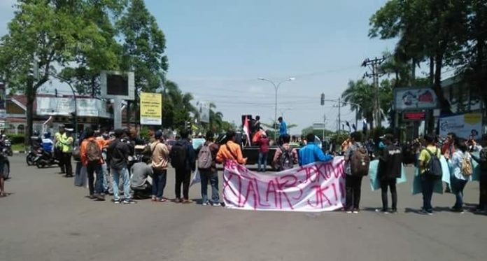 Mahasiswa Jambi Gelar Aksi “Talak Tiga” Jokowi