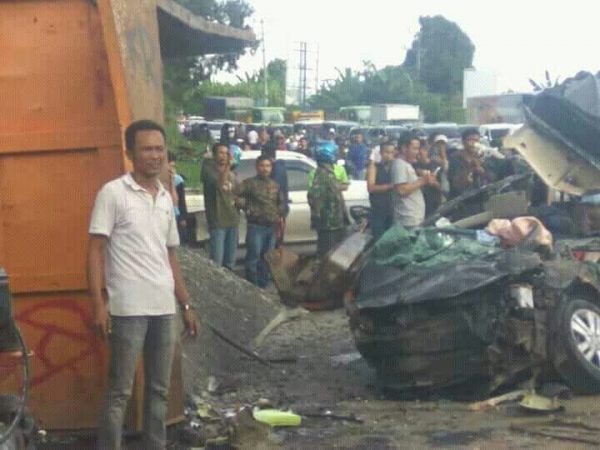 Kecelakaan Beruntun Lima Korban di Kabarkan Tewas Ditempat