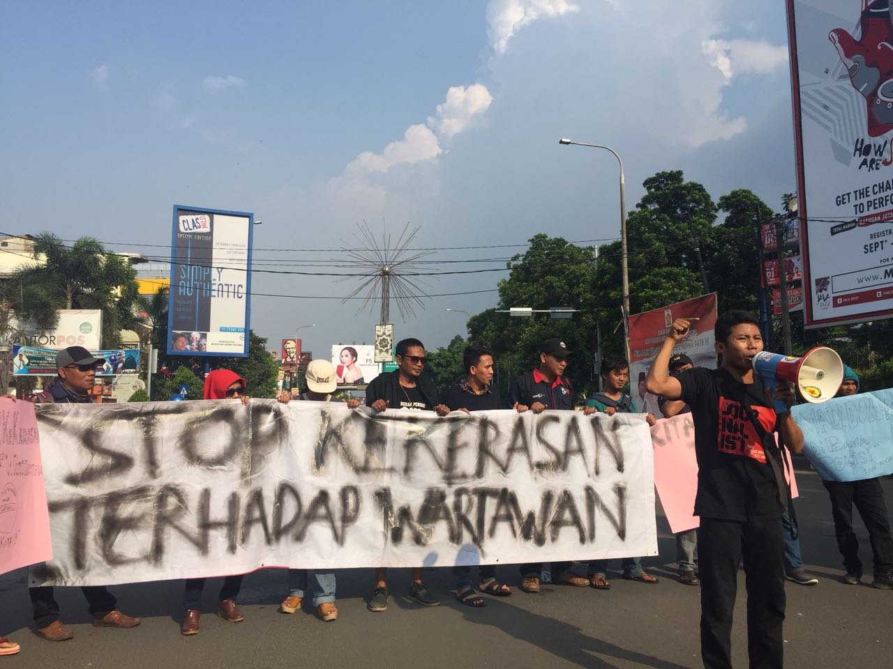 Kecam Kriminalisasi Terhadap Pers, Wartawan di Sumbar Gelar Aksi