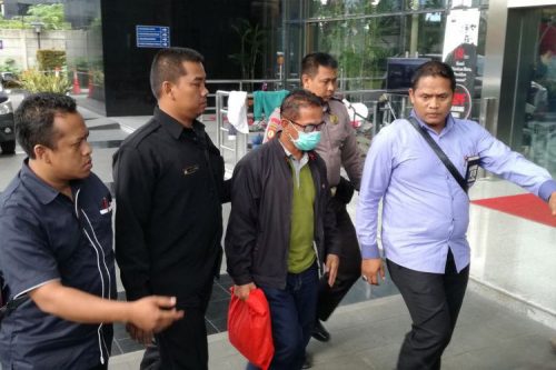 Tiba Di KPK Bupati Mesuji Khamami Memilih Diam