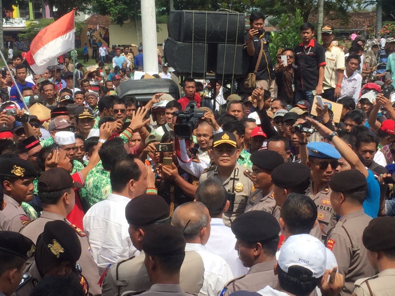 Ribuan Massa Gruduk Kantor Pemkab, Ini Persoalannya