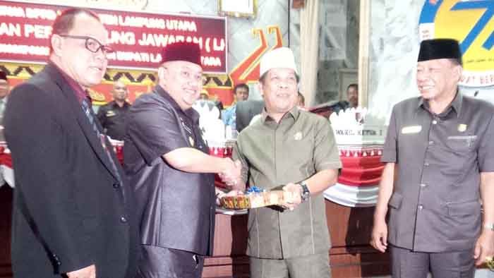 Sri Widodo Sampaikan LKPJ Tahun 2017 Dewan Bentuk Pansus