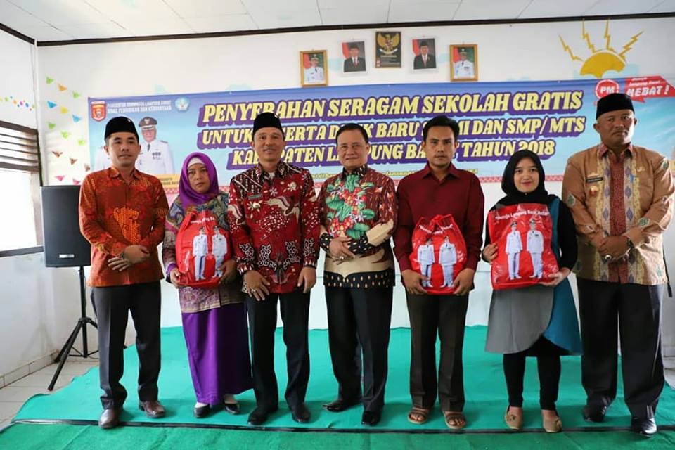 Bupati Parosil Mabsus Kembali Realisasikan Bantuan Seragam Gratis Guna Tingkatkan Pendidikan