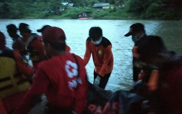 Suami Istri Dan Balitanya Tewas Terjatuh di Anak Sungai Way Semaka Suoh