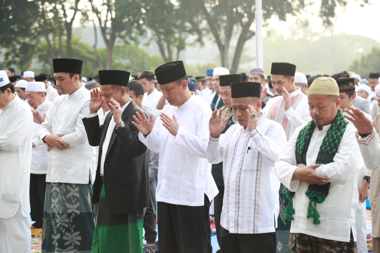 Pjs. Gubernur Didik dan Jajaran Pejabat Pemprov Sholat Ied di Lapangan Korem Enggal Bandarlampung