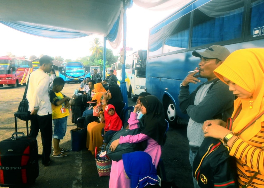 Arus Balik Ribuan Penumpang Numpuk di Terminal Rajabasa