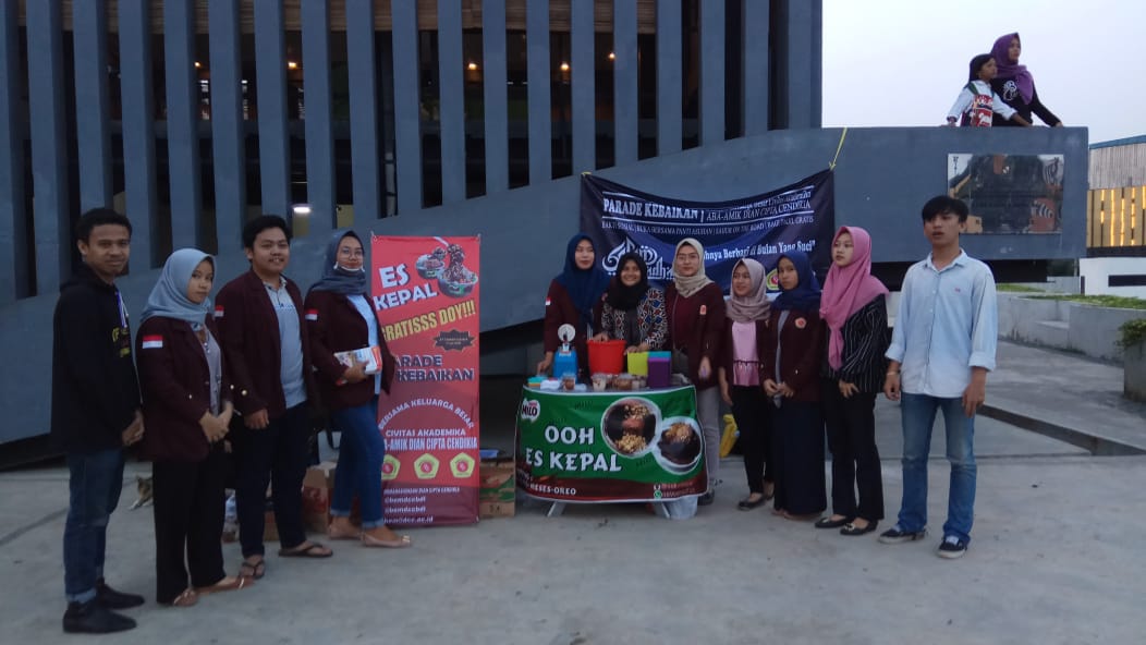 BEM dan Mahasiswa DCC Bandarlampung Bagikan Ta’jil Untuk Berbuka Puasa