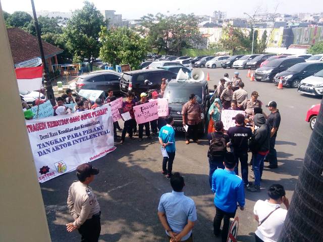 Warga Demo Polda Lampung Desak Minta Polisi Ungkap Dalang Pembunuh Yogi Andika