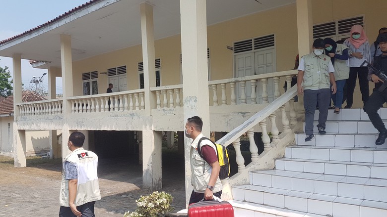 KPK Membawa 1 Koper Berkas Usai Geledah Ruang DPRD Lampung Selatan