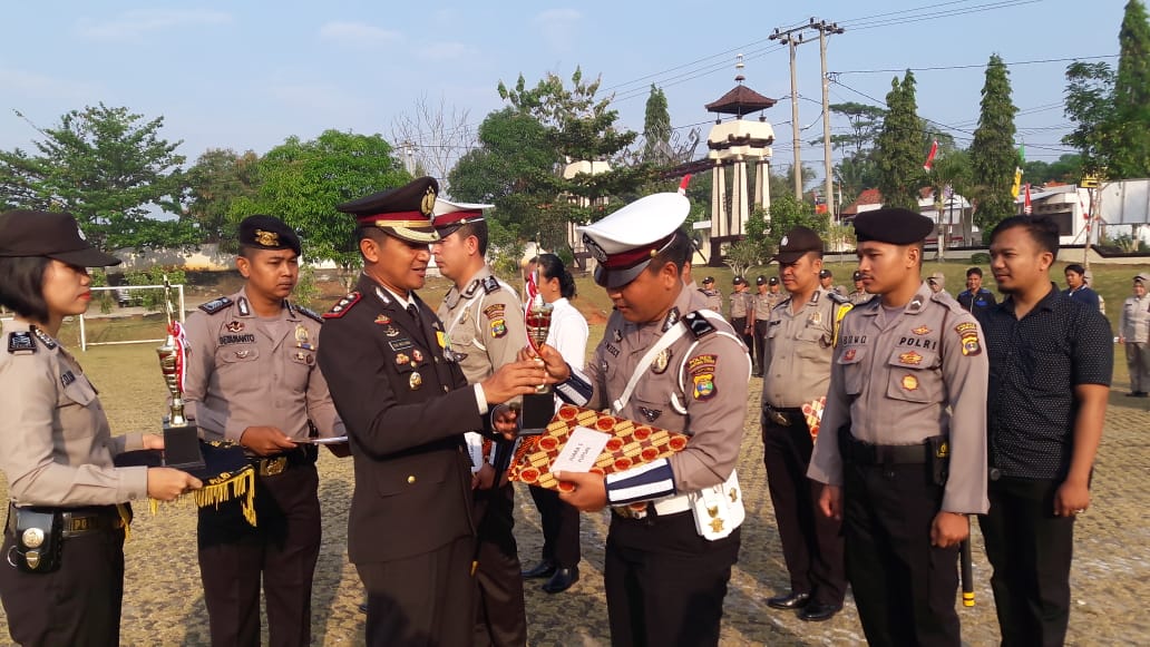 Polrest Lampura Usai Gelaran HUT ke-73 RI, Kapolrest Berikan Penghargaan pada Jajaran