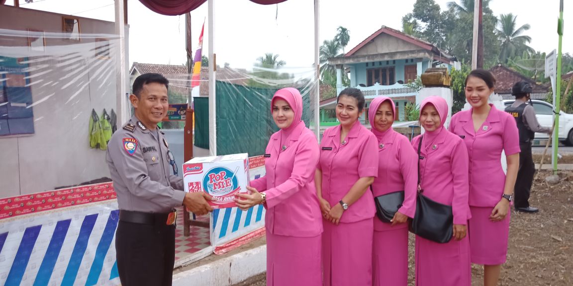 Bhayangkari Cabang Lampung Utara Berikan Bingkisan di Pos Yan dan Pos Pam