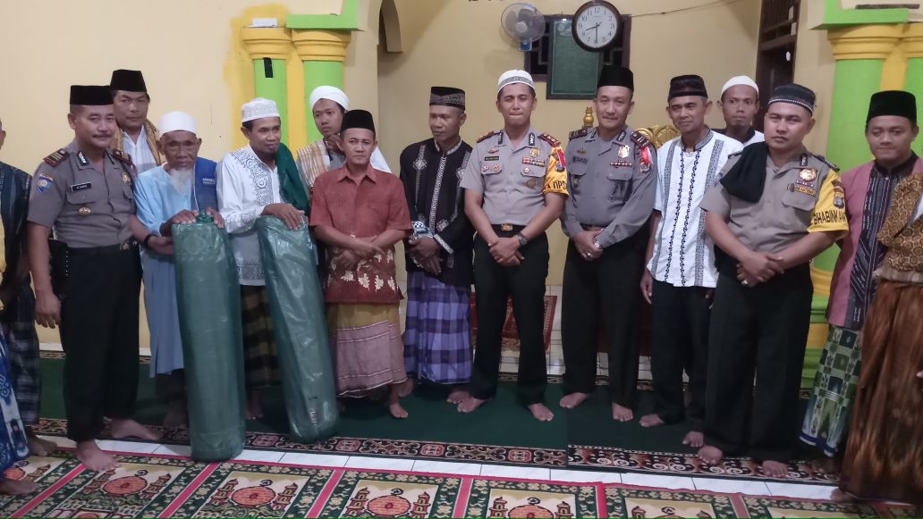 Safari Ramadhan, AKBP. Eka Mulyana Berikan Bantuan Sajadah