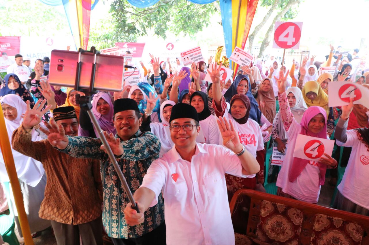 Ketika Ibu-ibu Berebut Swafoto Bersama Jajuli