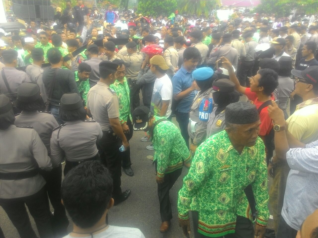 Ribuan Perangkat Desa Demo Pemda Lampung Utara Soal ADD