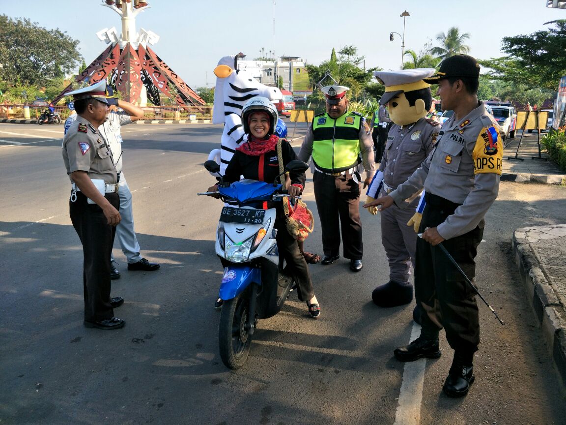 Berakhirnya Ops Patuh 2018, Sat Lantas Polres Lampung Utara Bagi-Bagi Helm dan Pengobatan Gratis