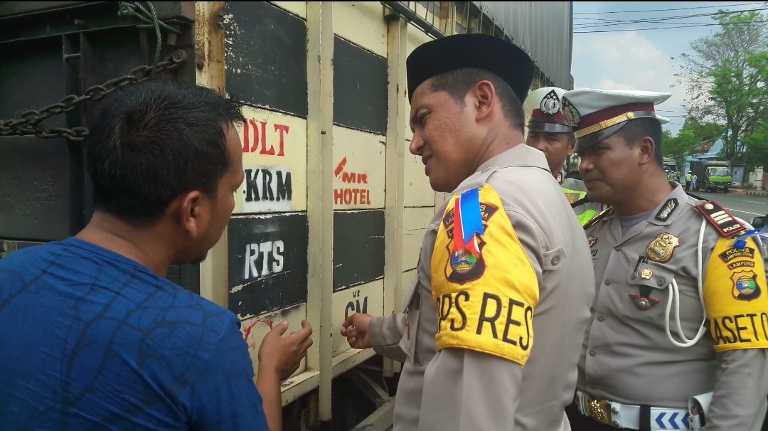 Kapolres Lampura Pimpin Operasi Penghapusan Cap Pengamanan di Kendaraan Truk