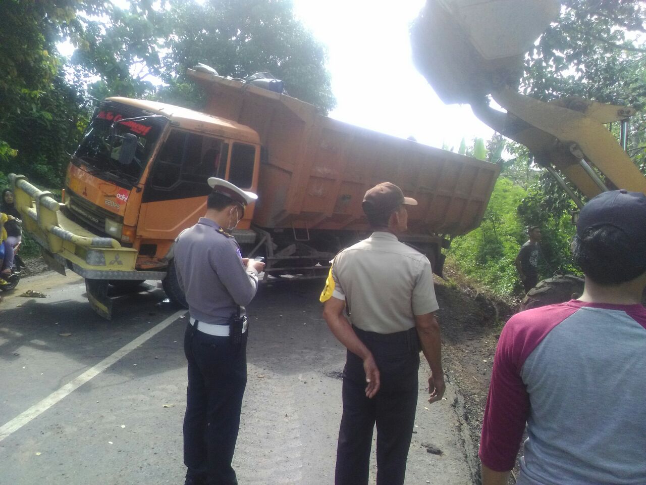 Reaksi Cepat Sat Lantas Polres Lampung Utara Evakuasi Truk Yang Melintang di Jalan