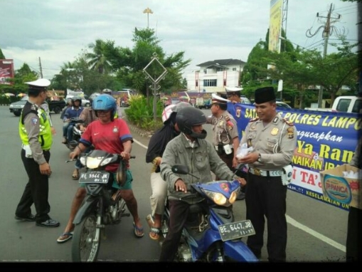 Sat Lantas Polres Lampung Utara Bagi-Bagi Takjil Untuk Pengendara