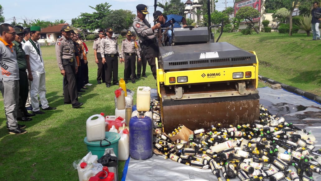 Operasi Cipta Kondisi, Polres Lampura Musnahkan Ribuan Botol Miras