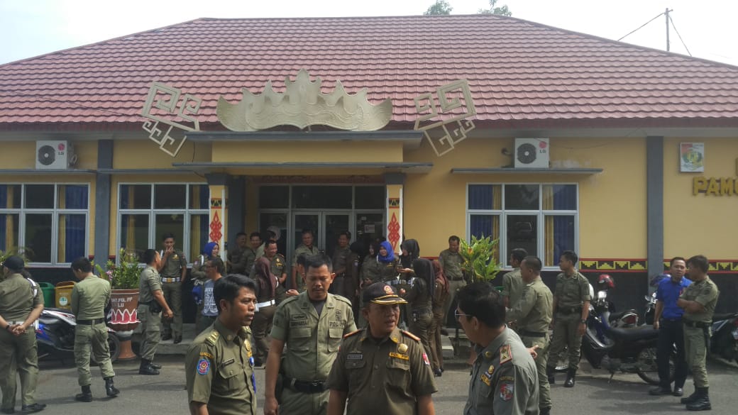 Belum Terima Honor Selama Tiga Bulan, Puluhan Sat Pol-PP Lampura Tagih Kantor BPKAD