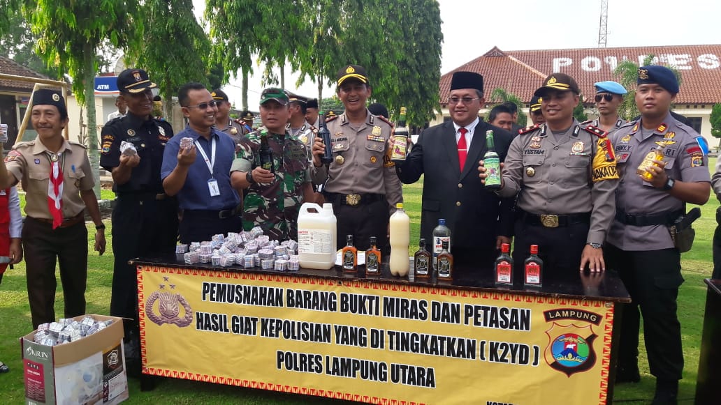 Ratusan Botol Miras dan Ribuan Petasan Dimusnahkan Polres Lampung Utara