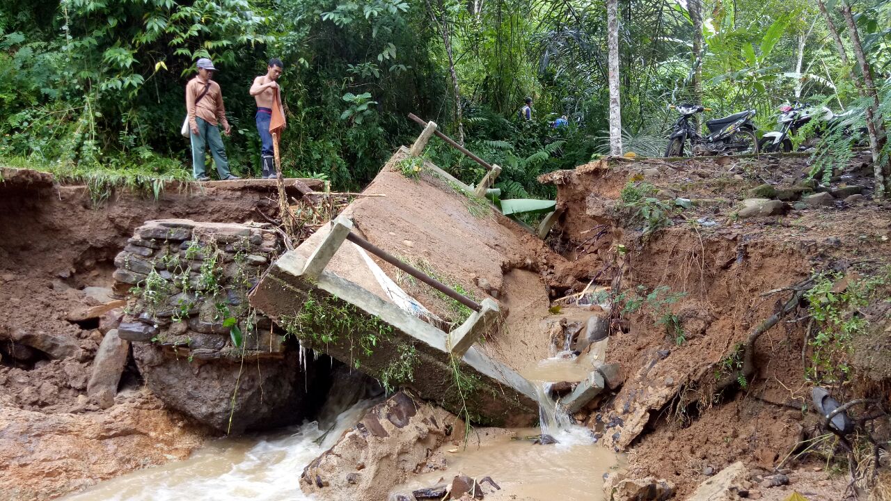 Dua Jembatan di Lampura Putus Dihantam Bandang