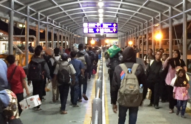 Ribuan Pejalan Kaki Menyeberang ke Pulau Jawa