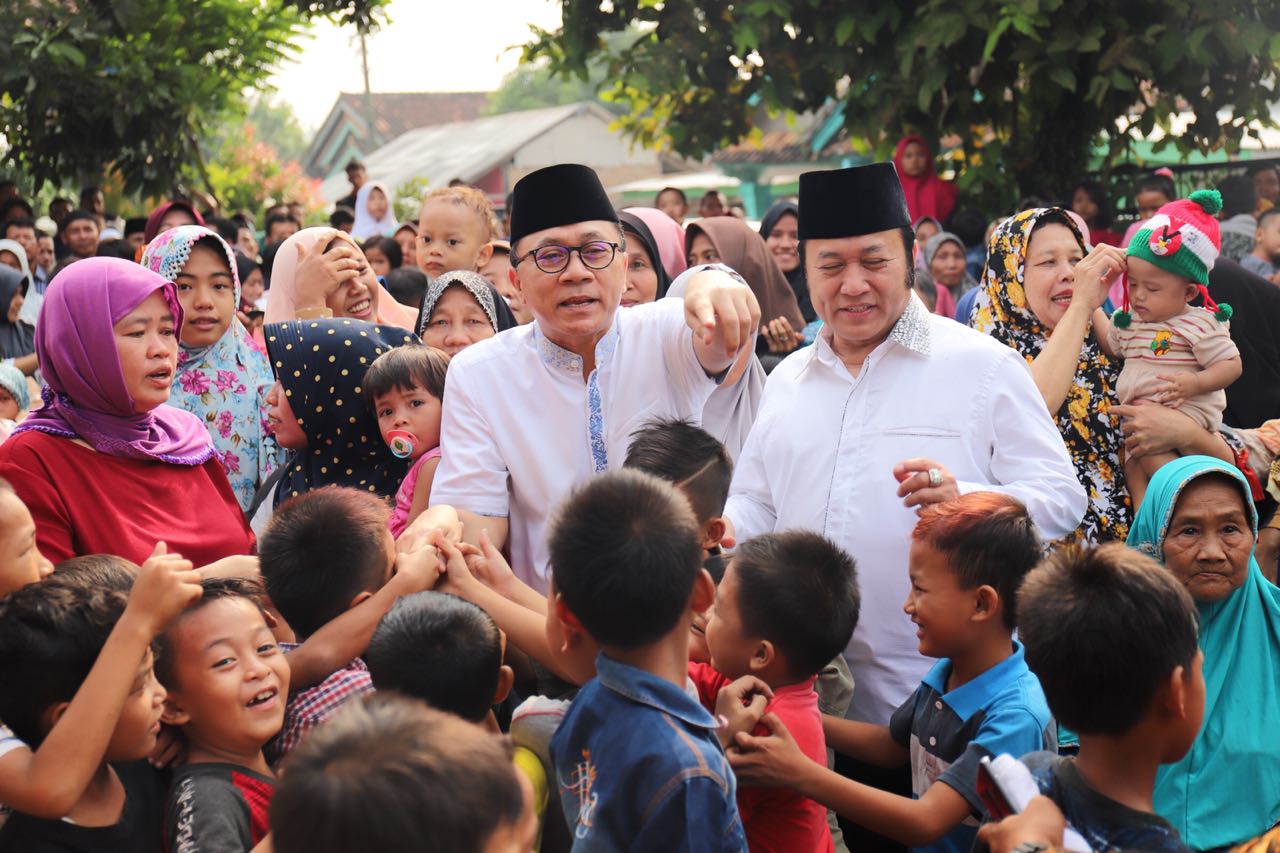 Bagi THR di Kampung Halaman, Zulkifli Hasan Mohon Doa Amanah Dalam Jabatan