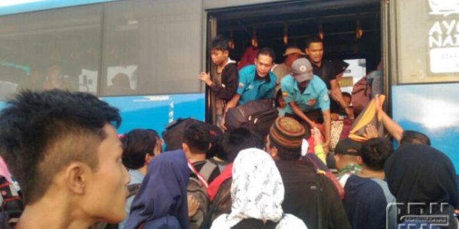 Bus Bantuan Dikerahkan Angkut Penumpang di Bakauheni