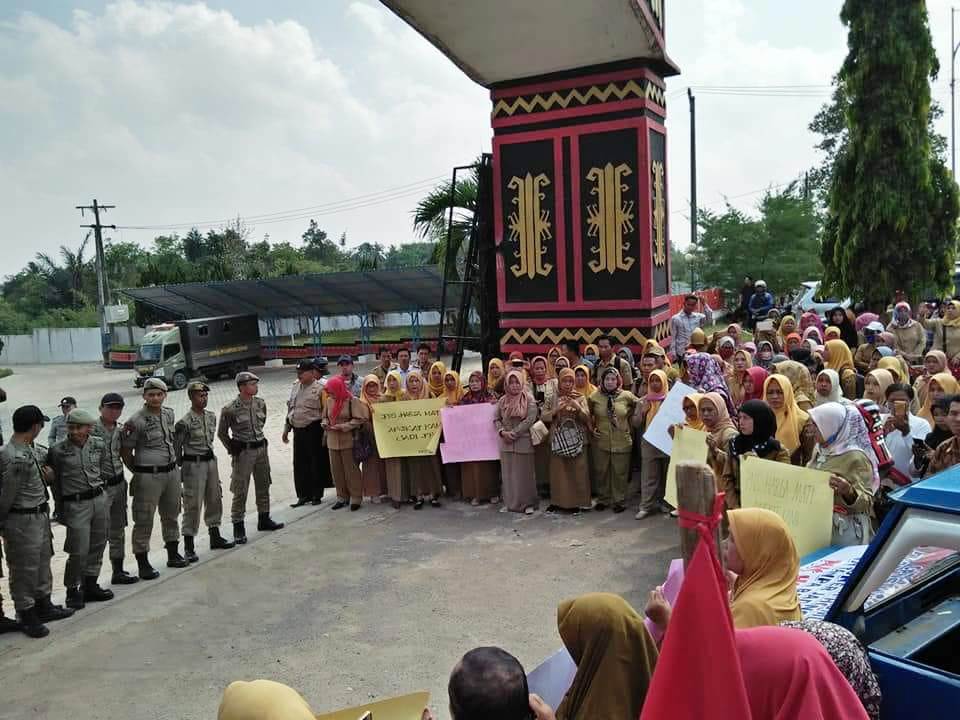 Ratusan Pegawai Honorer Berunjuk Rasa Di Depan Kantor DPRD Lampung Tengah