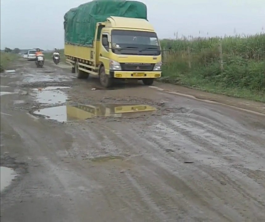 Suwandi : “Jalan Provinsi Rusak, Berdebu dan Berlubang Makanan Kami Sehari-hari”