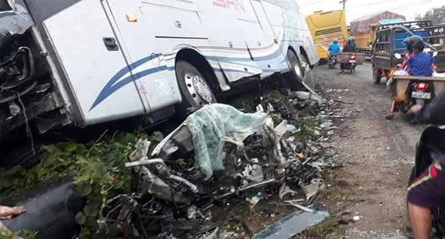 Tujuh Anggota Keluarga Tewas Dilibas Bus