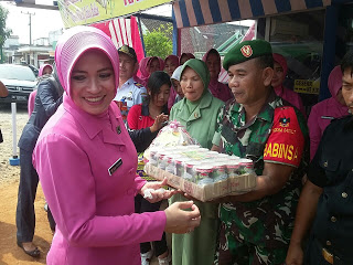 Ketua Bhayangkari Polda Lampung Elly Suntana Beri Bingkisan Petugas PAM Mudik