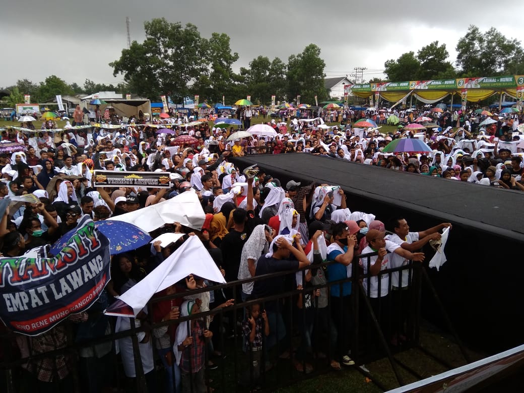 Hujan Deras Tak Surutkan Semangat Warga Lamtim Hadiri Acara Halal Bihalal Arinal-Nunik Bersama Via Vallen