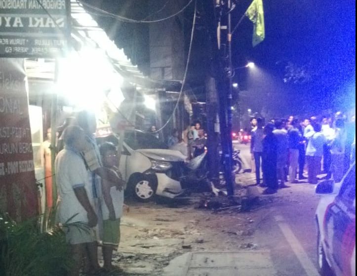 Diduga Sopir Mengantuk, Mobil Tabrak Tiang Telkom