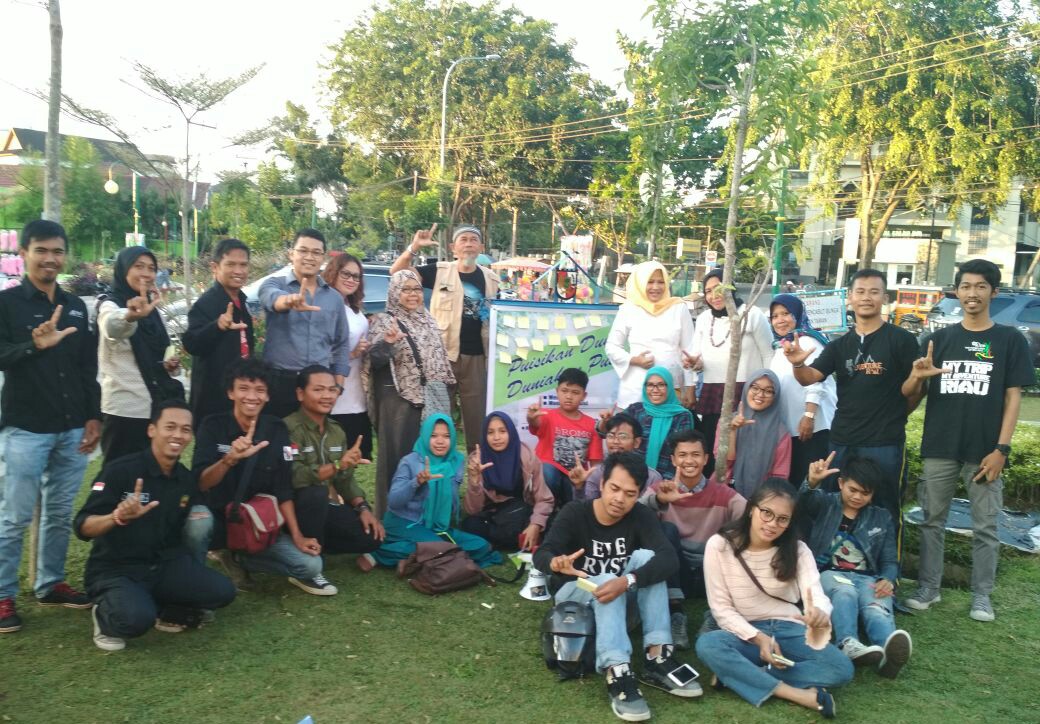 Menulis dan Berpuisi di Taman Kota Komunitas Seni Rumah Sunting Peringati Hari Puisi Sedunia