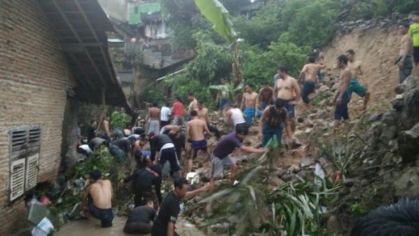 Pagar Tembok Warga Jebol Akibat Hujan Deras