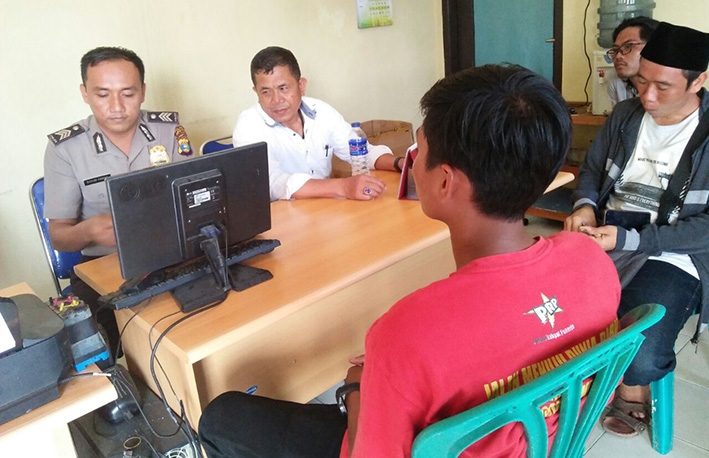 Oknum Sat Pol PP Pukul Mahasiswa Saat Demo Di Lamsel