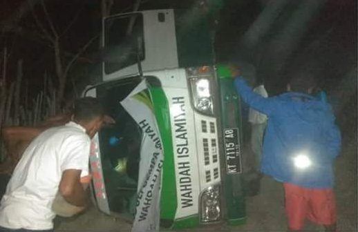 Ambulan Relawan Pembantu Bencana Alami Kecelakaan