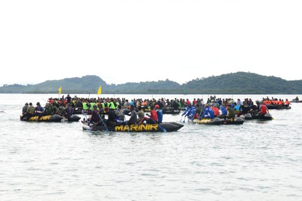 RIBUAN ATLET MARINIR UJI COBA RENANG DAN DAYUNG SELAT SUNDA