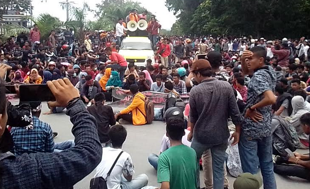 Ribuan Mahasiswa Kepung Polda Sultra