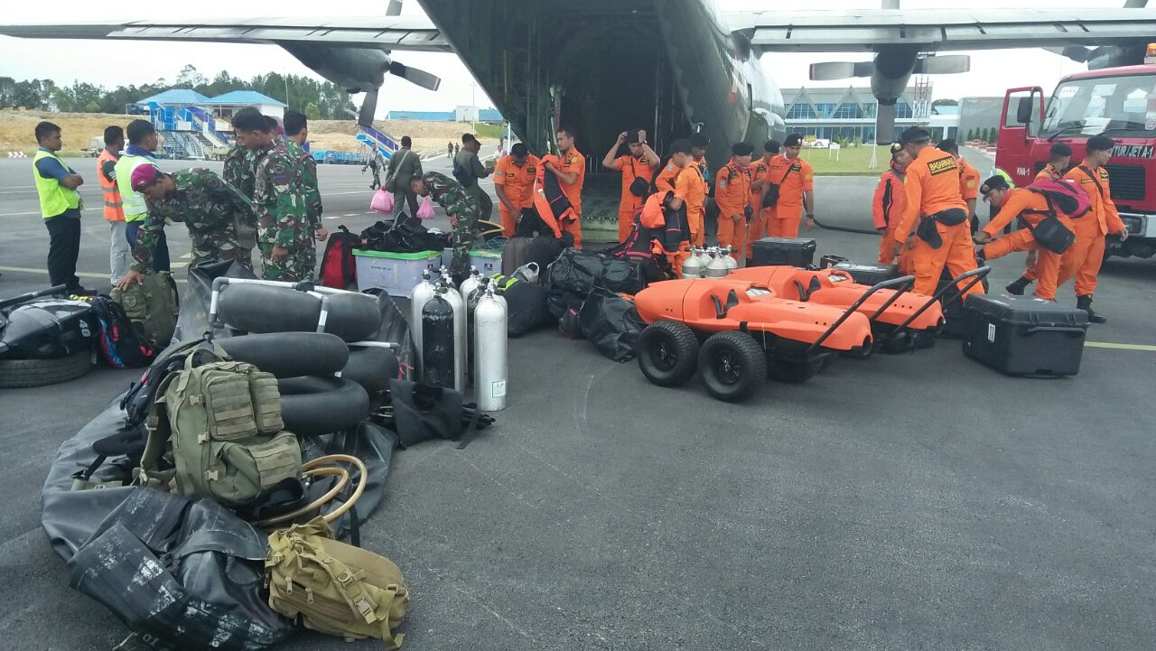 Pesawat Hercules TNI AU Yang Membawa Basarnas Tiba di Bandara Silangit
