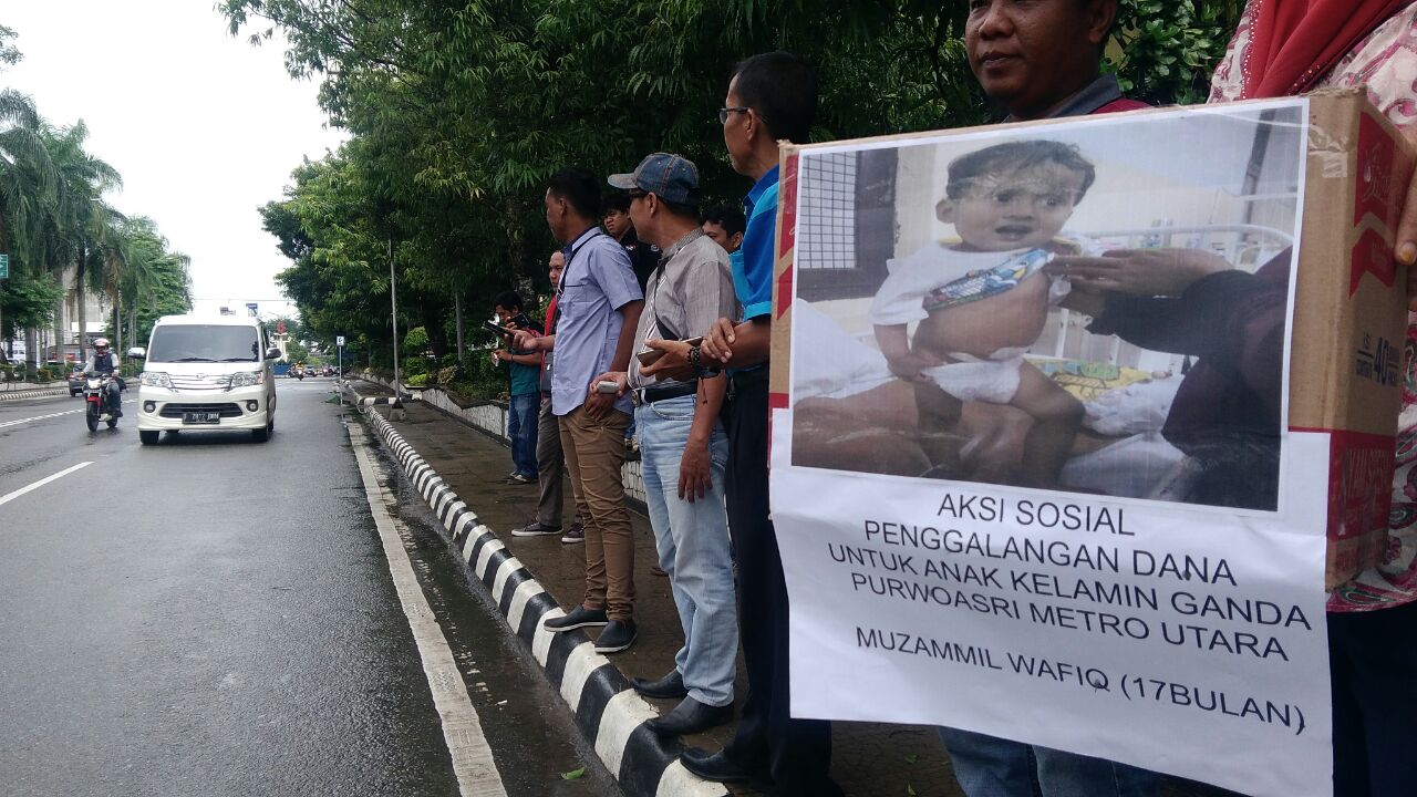 Puluhan Wartawan Metro Galang Dana Bantu Bocah Kelamin Ganda