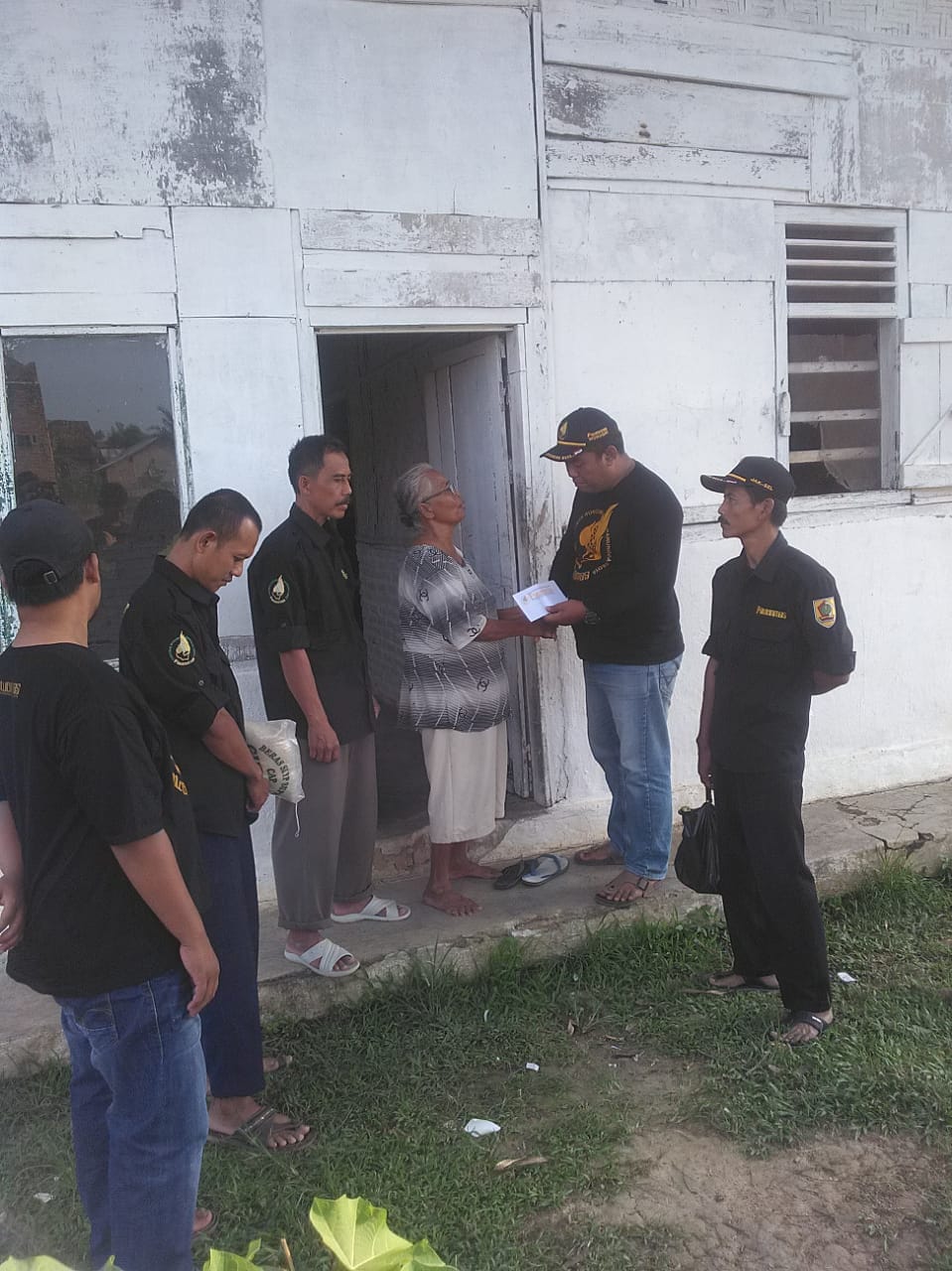 Pawonmas Berbagi Sesama Bagikan Santunan Serta Sembako Untuk Warga Kurang Mampu