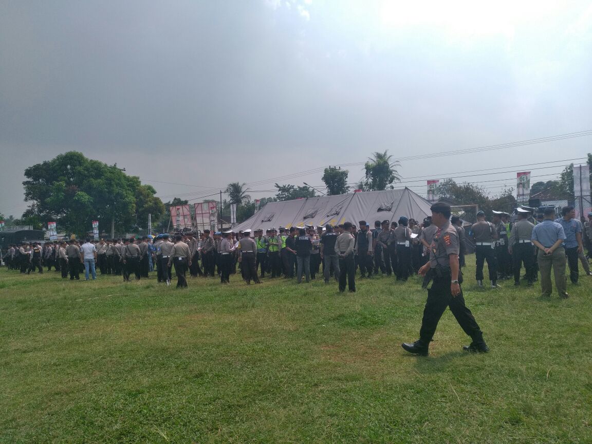 Polres Metro Beserta Jajaran Petugas Amankan Jalan Santai Arinal-Nunik Bersama Via Vallen