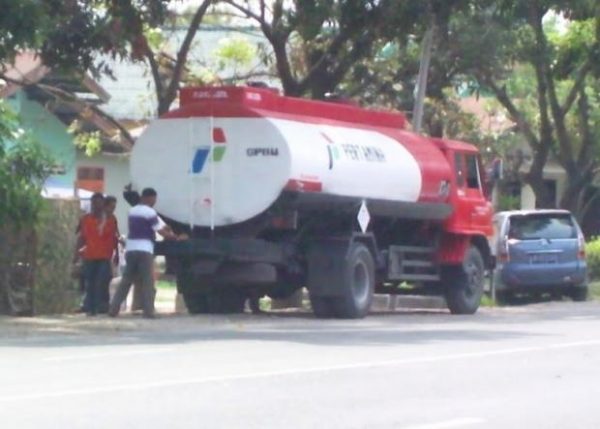 Polda Tangkap Sopir Tangki BBM āKencingā di Jalan