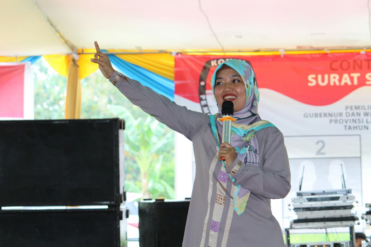 Sebelum Nyoblos Wagub Paslon Nomor Urut 3 Chusnunia Sempatkan Ziarah ke Makam Ayahanda